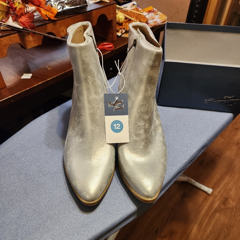 Universal thread Women's Silver Shiny Malby Boots size 12, Side Zip NWT